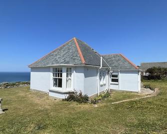 Sennen Cottage, a spacious older style bungalow with panoramic views over Sennen Cove - Lands End - Edifício