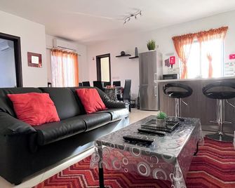 Modern Spacious 2BD Penthouse with 2 Terraces - Close to Luqa Airport - Ħal Luqa - Salon
