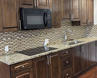 Fort McMurray Home - 4 Bedroom House: Perfect for Families & Business - Fort McMurray - Kitchen