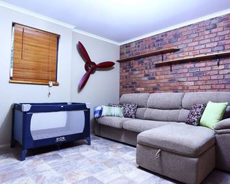 Wimbie Beach - Family getaway - 'Sandy Paws' - 250 meter walk to beach - Batehaven - Sala de estar