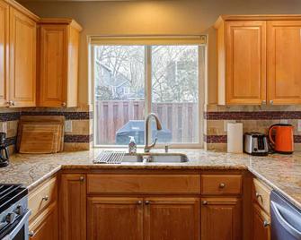 Modern home in Orenco - Hillsboro - Kitchen