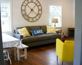 Lake Whatcom's Best Cottage, Great For A Couple Or A Family Of Eight - Sedro Woolley - Living room
