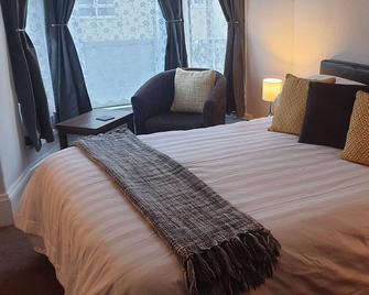 Lockinbar Holiday Apartments - Tenby - Bedroom