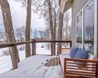 Aspen Pointe Glass House on Ski Hill Road Driggs, ID - Driggs - Balcón