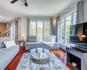 Sutton's montagne view - Sutton - Living room