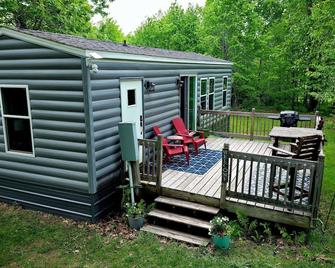 2-bedroom cabin on quiet Lac LA Bell Lake enjoy fishing, swimming and more! - Carlton - Patio