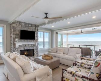 Luxury Beachfront 5b w/ Hot Tub & Kayaks - Spring Lake