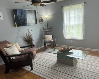 Charming 3-bedroom cabin with AC, WiFi near Savannah river. Picwick campground - Savannah - Living room