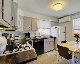 Lovely 2 queen size bedroom apt one block from Rough Draft and Uptown Kingston - Kingston - Cocina