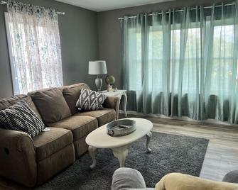 Charming Bluff home with view of Lake Bancroft - Ishpeming - Living room