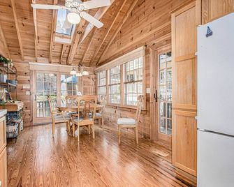 Anna's Cottage - Saugatuck - Dining room