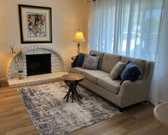 Cozy townhome with backyard retreat! Minutes to wineries and downtown. - Livermore - Sala de estar