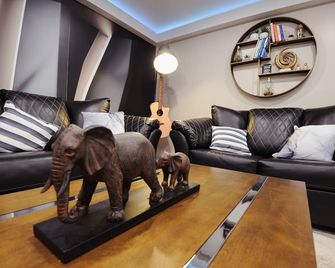 Infinity-Peg luxurious Suite 2 Bdrm 2 Beds - Winnipeg - Living room