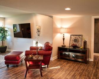Enjoy Family Reunions, Holidays And Celebrations With Warm Seasonal Decor - Waukesha - Wohnzimmer