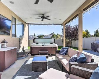 Family-Friendly Home with Theater, 24 Mi to SLC - Riverton - Balcón