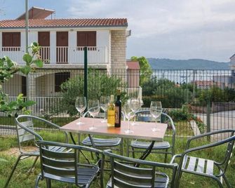 Apartments Ciovo - Okrug Gornji - Innenhof