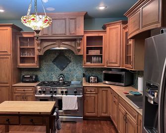Stunning Kentucky Lake farmhouse. Perfect for entertaining or relaxation. 19244 - Benton - Kitchen