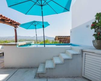 Beautiful remodeled Villa Ixtapa Zi, luxury development, amenities. - Zihuatanejo - Balcón