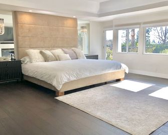 Luxury 5BR Resort-Style Retreat with Pool, Pavilion & Home Theater - Los Angeles - Bedroom