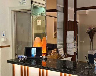 Hostal Cuevas - Fuengirola - Rezeption