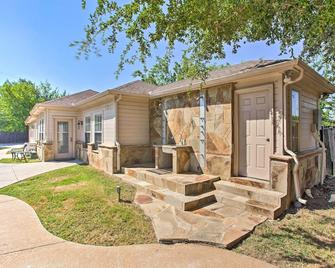 Pet-Friendly House w/ Pool ~ 3 Mi to Downtown - Allen - Building