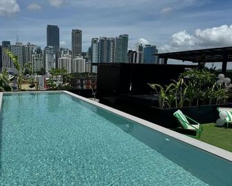Canopyproperties - Manila - Piscina