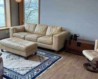 Humpback Hideaway: Private sauna and hot tub with ocean and beach access! - Juneau - Living room