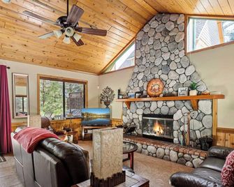 Beautifully Remodeled Kitchen Peaceful Mountain Views Sutter by AvantStay - Lake Arrowhead - Sala de estar