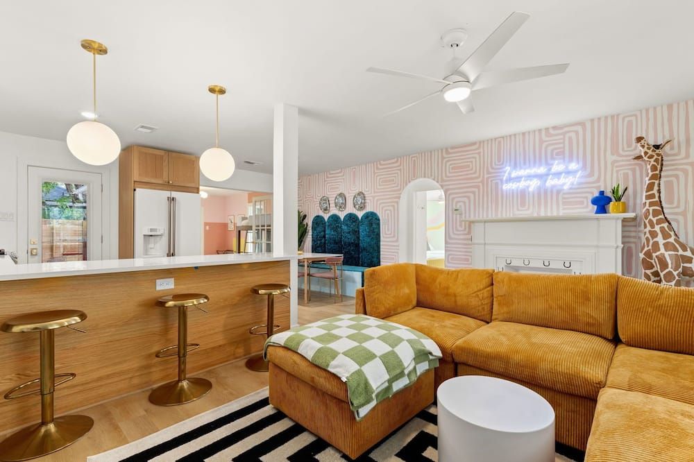 Heated Pool-Sleeps 10-Fire Pit- 2miles Downtown! - Austin - Salon