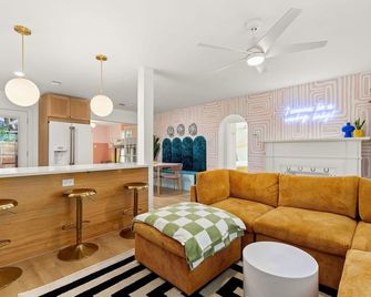 Heated Pool-Sleeps 10-Fire Pit- 2miles Downtown! - Austin - Living room