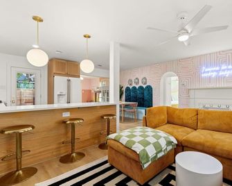 Heated Pool-Sleeps 10-Fire Pit- 2miles Downtown! - Austin - Salon