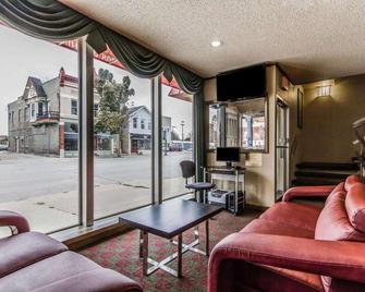 Days Inn by Wyndham Manitowoc - Manitowoc - Wohnzimmer