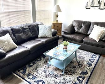 Fully Updated Beautiful Seabrook Barn Style Cottage - Seabrook - Living room