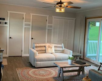 A quiet country setting, The Homestead - New Philadelphia - Sala de estar