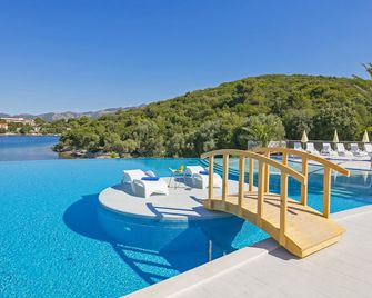 Aminess Vival Port9 Resort - קורצ'ולה - בריכה
