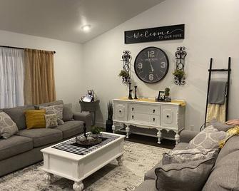 Mimi’s Hive Spacious 6 bed 5 bath home Pendleton , Oregon - Pendleton - Sala de estar
