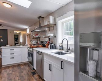 Hinton/Jasper Adventure Base - 3 bdrm pet friendly home - Hinton - Kitchen