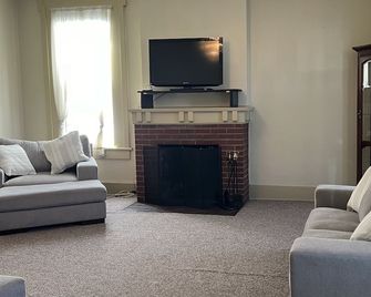 3-bedroom house in delightful Circleville with AC, WiFi. Enjoy a cozy stay - Circleville - Huiskamer