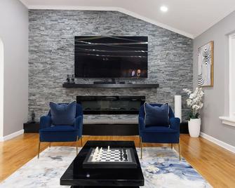 Comfortable cozy 3-bedroom house with WiFi, AC, pool table, in Queens NY. - Queens - Living room