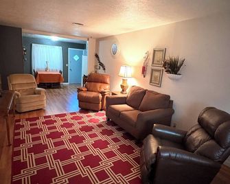 Cozy 2-Bed home in Woodward, Oklahoma. Perfect for overnight or extended stays! - Woodward - Stue
