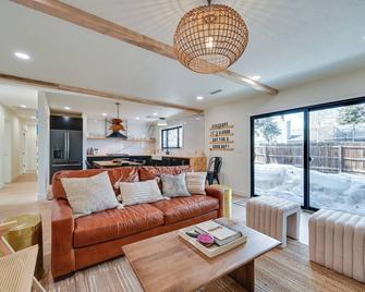 Stylish Flagstaff Home Close to Hiking and Fishing! - Flagstaff - Living room