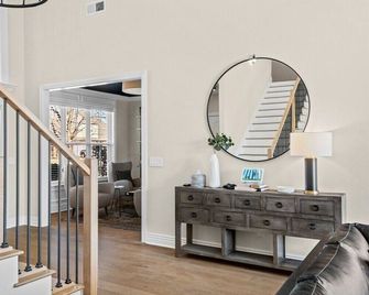 Apollo House-Amazing Location in Rogers- - Rogers - Stairs