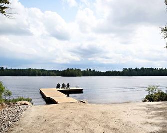 Featured on TV 2026! Large Luxury Muskoka Waterfront Lakehouse ~ Winsley Cottage - Huntsville - Lounge