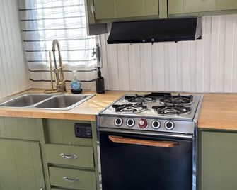 Long Beach Garden Compound with 3-bedrooms House + RV - Long Beach - Cocina
