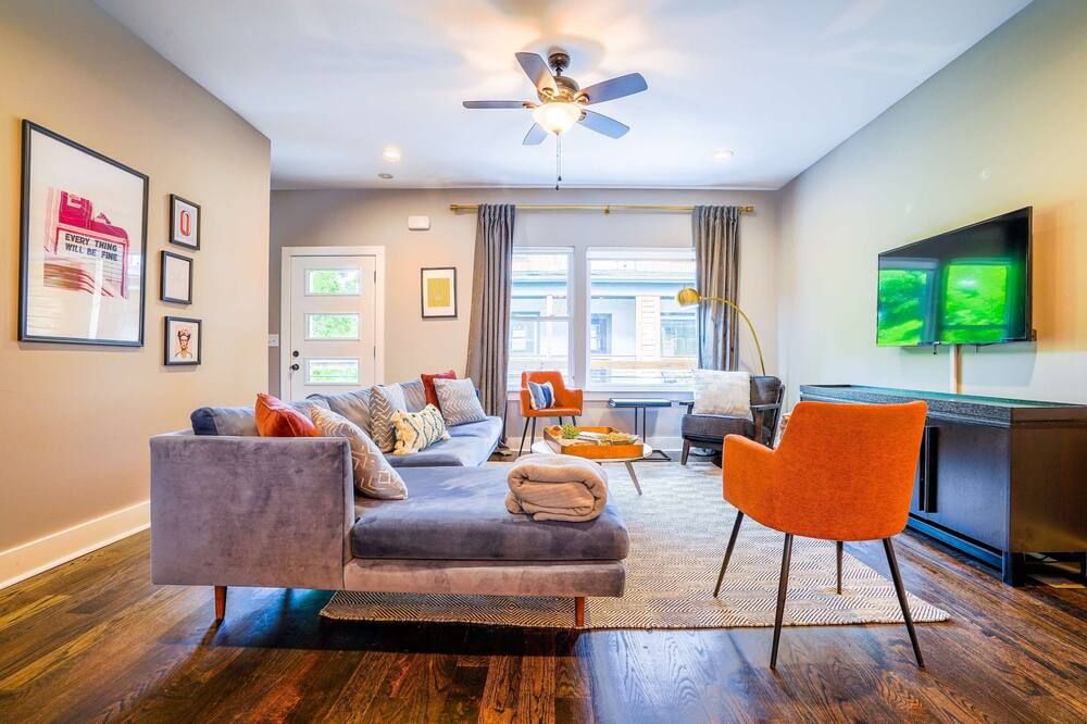 Chic Townhome in Trendy East Nash - נאשוויל - סלון