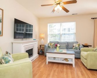 Centrally Located w/Deck, 4 TVs, Fireplace, 2 Desks, Linens, Games, Wi-Fi & W/D - Lewes - Living room