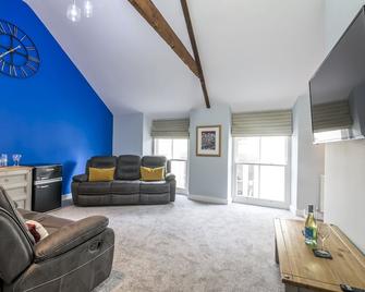 To Mawr - 2 Bedroom Apartment - Tenby - Tenby - Living room