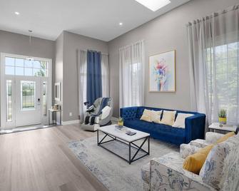 Elegant Safe Haven W/ Home Theatre,arcades, Msg Chair, Bckyrd ,skylight Near 401 - Courtice - Living room