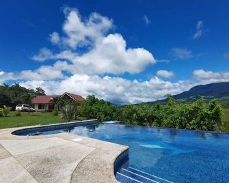 Acogedora casa en la montaña con piscina infinita - نارانجوس اغرييوس - حوض السباحة