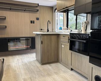 The Salem RV Rental - Spacious, family-friendly RV getaway with all essentials included for a comfortable camping stay - Rocky Mountain House - Kuchyň